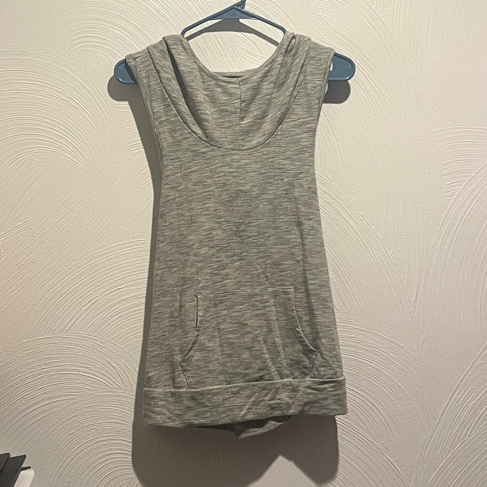 Criss cross back hooded muscle tee